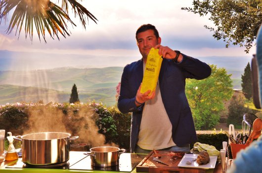 Peppe Giacomazza kookt op het terras van I Fiamminghi voor Njam!-reeks Peppe's Toscane