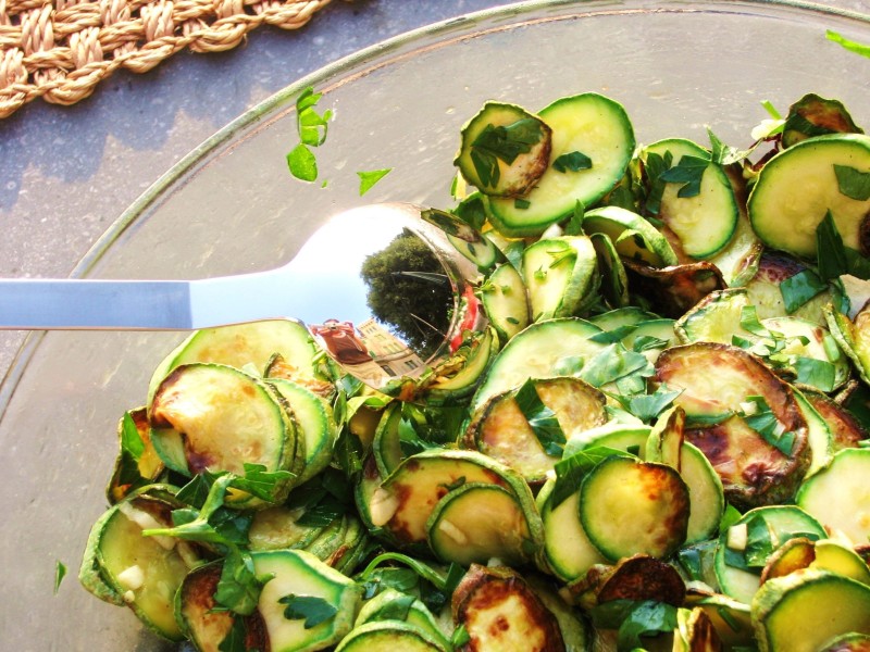 Zomers slaatje met zongedroogde courgette